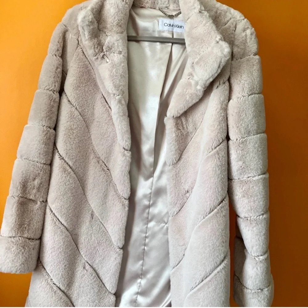 Calvin Klein
Faux Fur Teddy Coat Size Medium - Picture 7 of 7